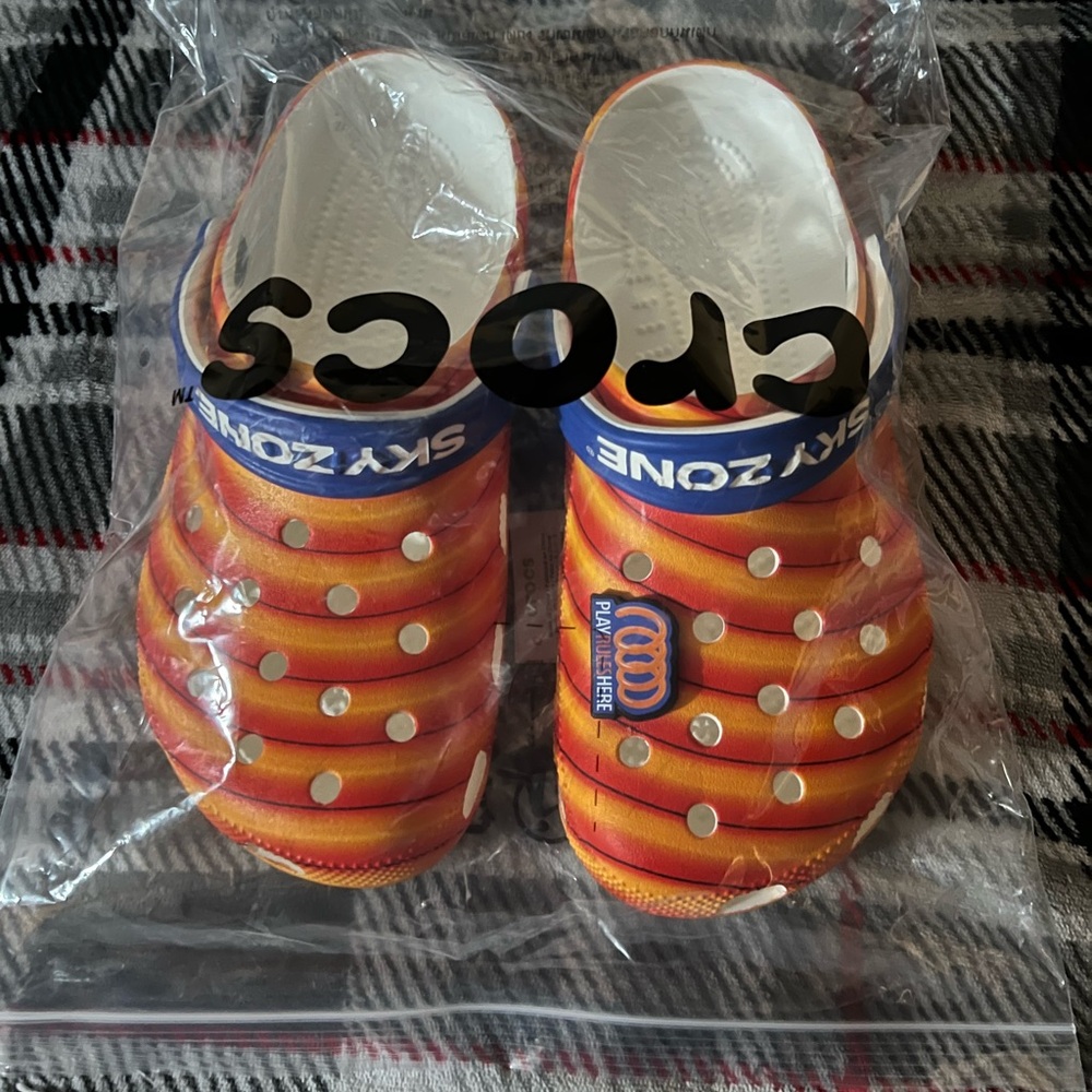 Crocs Skyzone Adult Men’s 6 Woman’s 8 Brand New